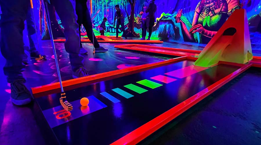 Schwarzlicht Minigolf mit atemberaubenden 3D-Effekten